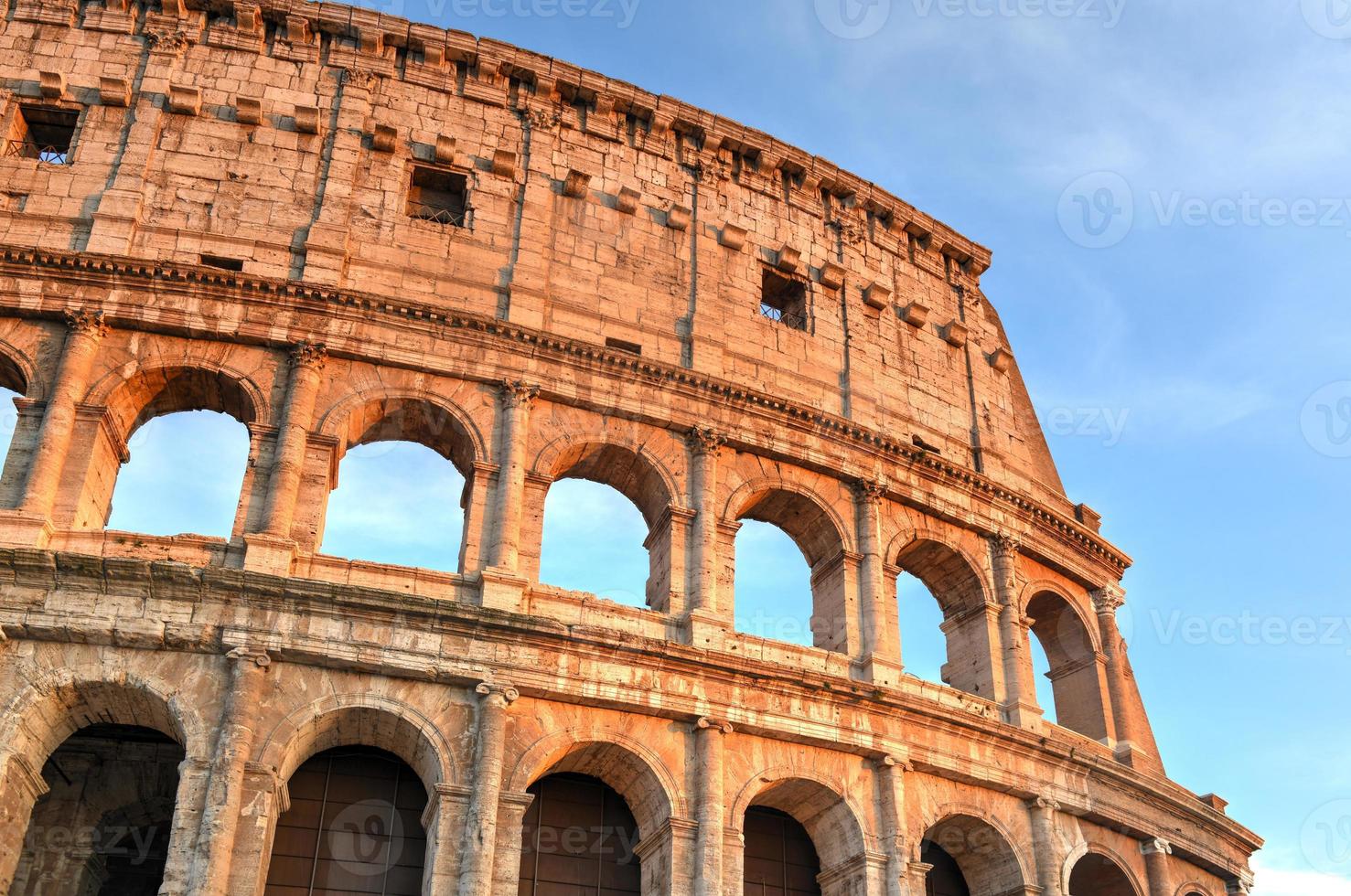 antiguo coliseo romano al atardecer en roma, italia. foto