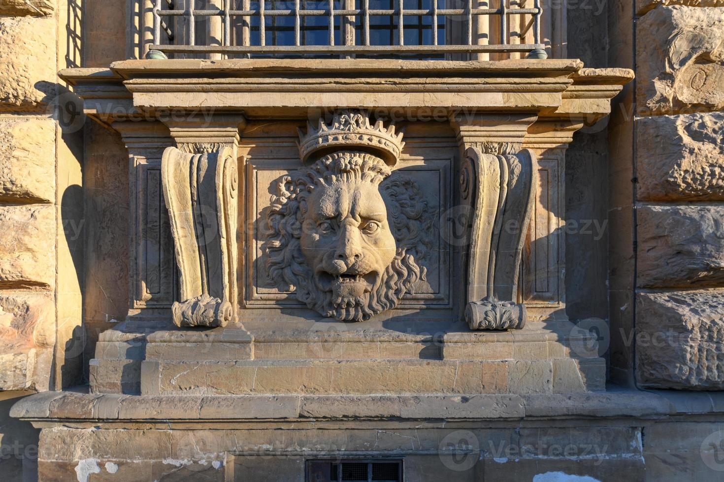 cierra el estuco de león en el palazzo pitti, el antiguo palacio de la familia medici en florencia, italia. foto