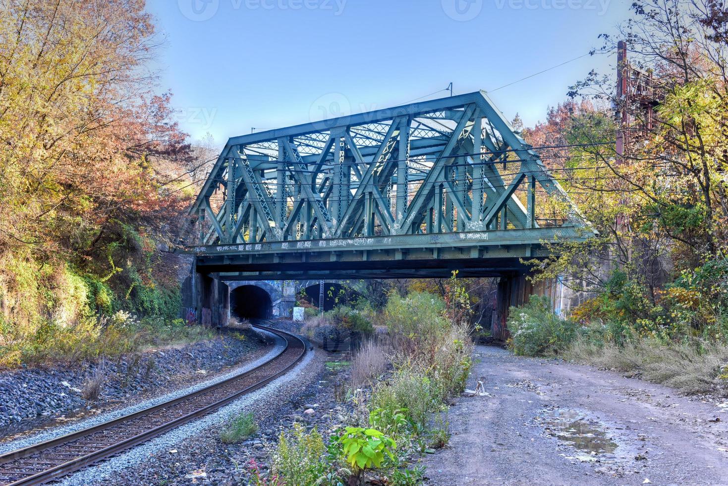 vías de tren que atraviesan los arcos de bergen de la ciudad de jersey, nueva jersey. foto