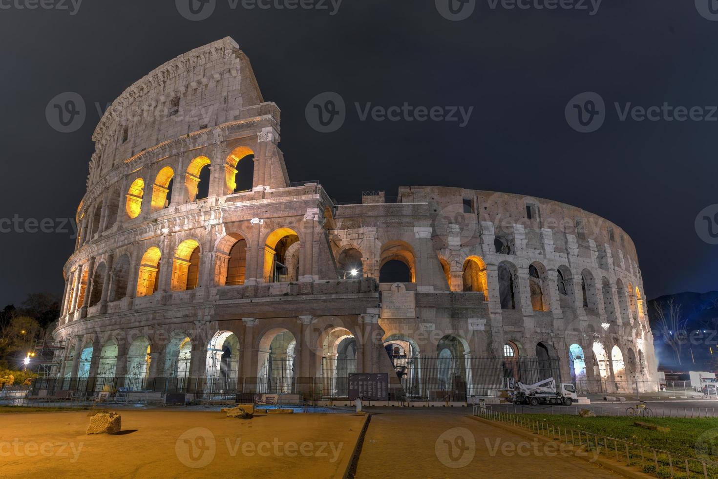 el coliseo romano en la noche en roma, italia. foto