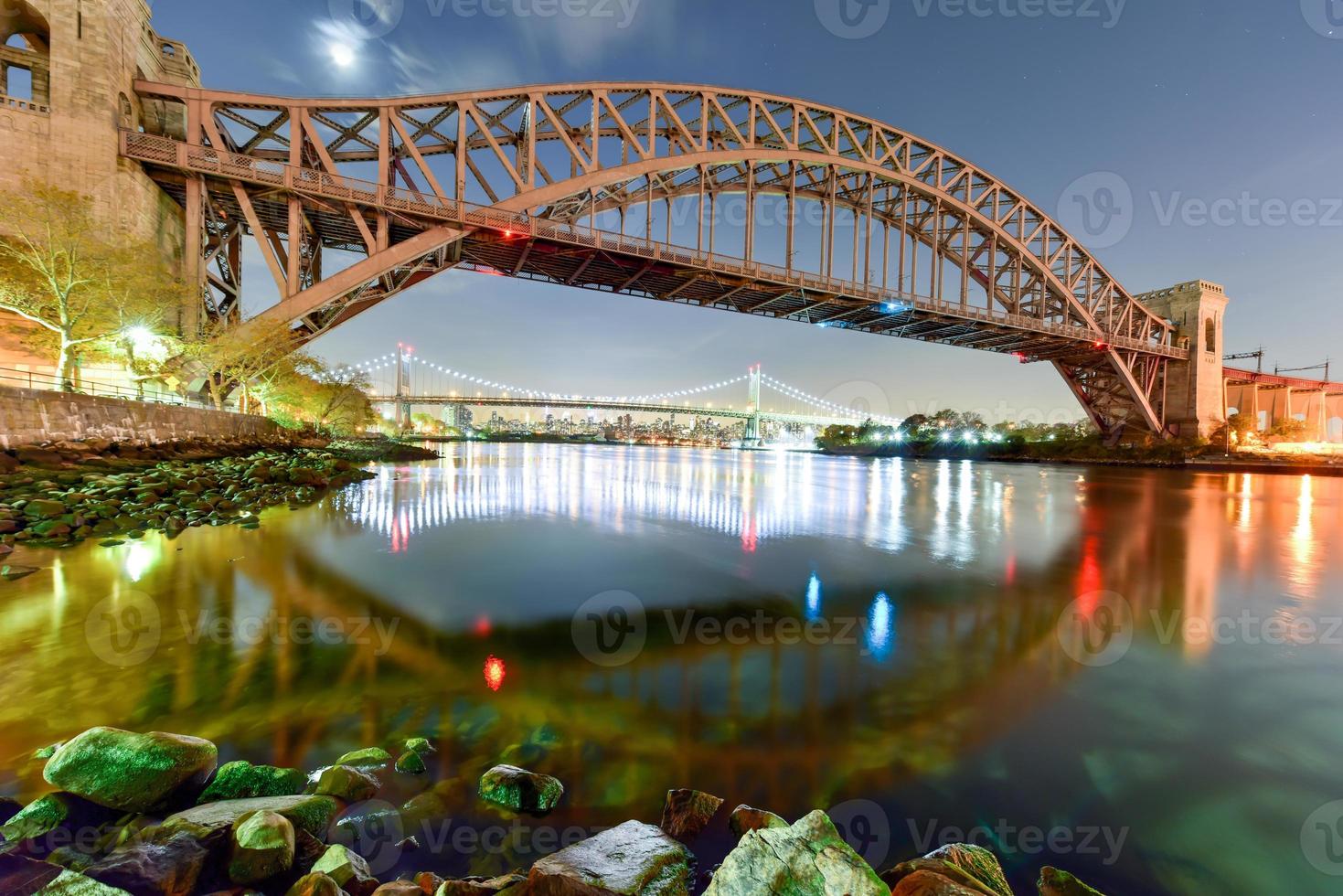 Hell Gate Bridge y Triboro Bridge en la noche, en Astoria, Queens, Nueva York. foto