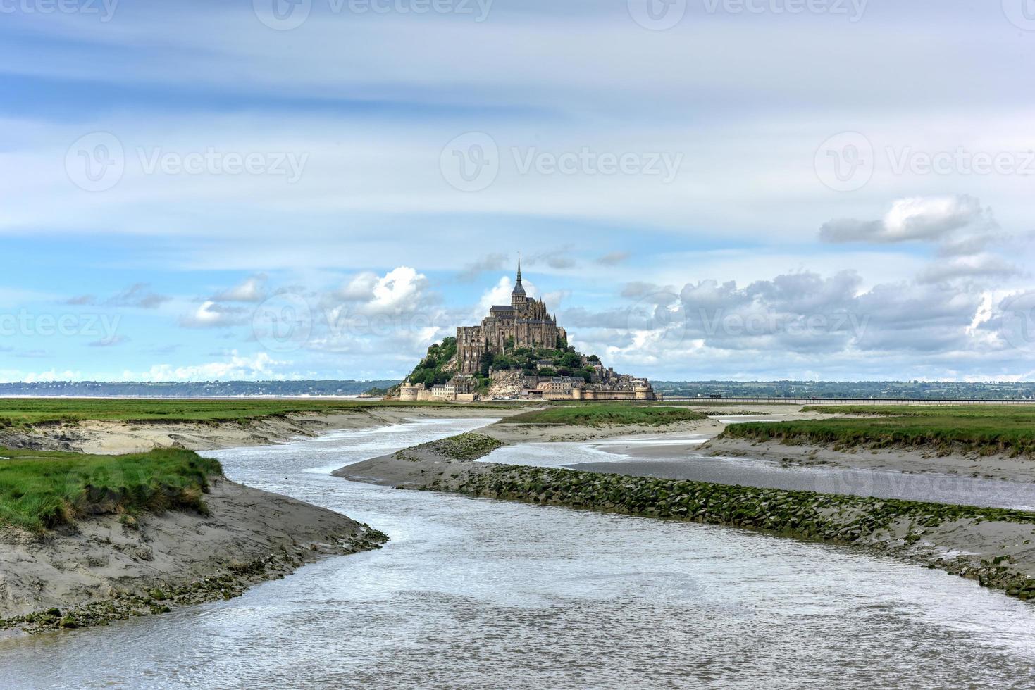 hermosa catedral de mont saint-michel en la isla, normandía, norte de francia, europa. foto