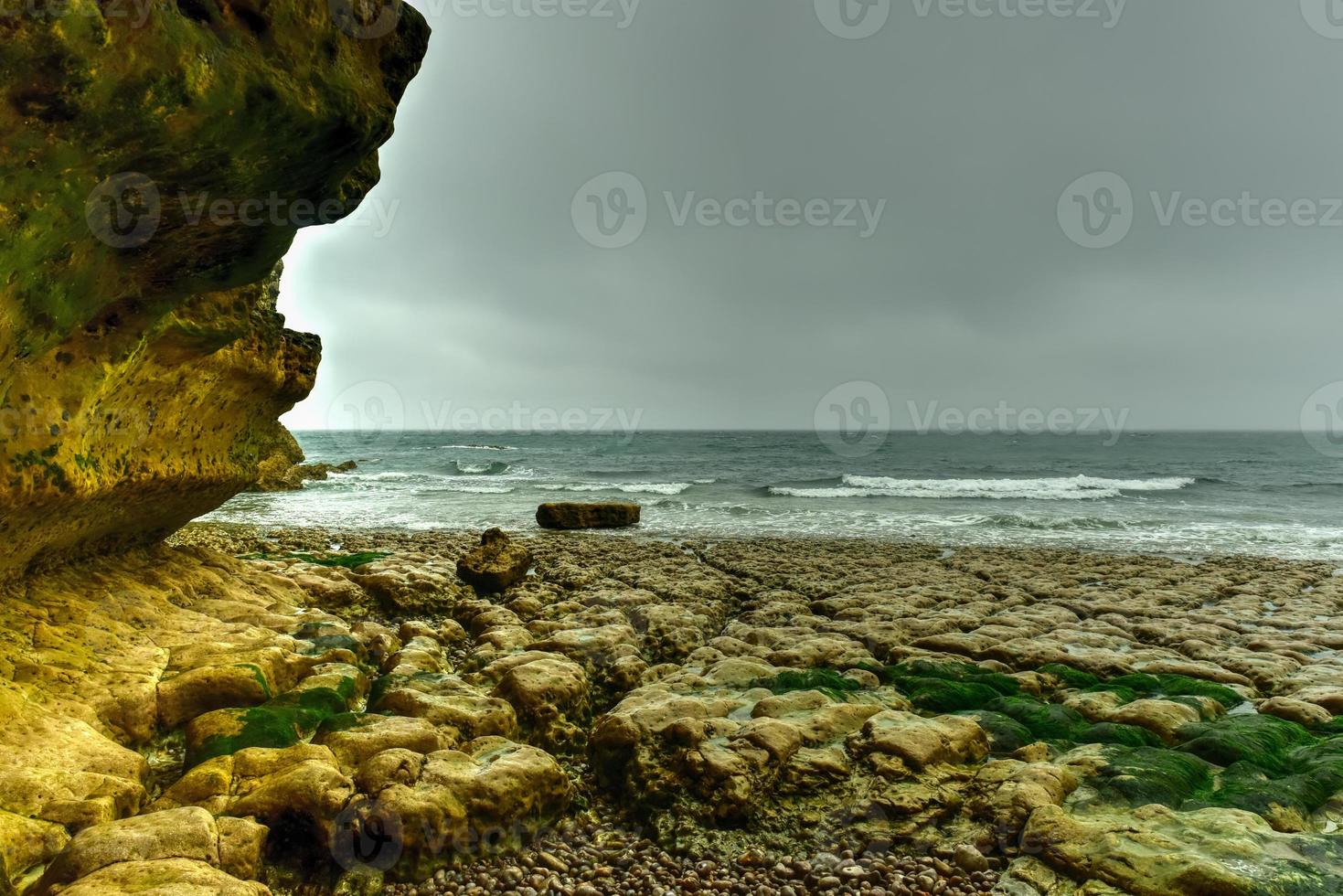 espectaculares acantilados naturales aval de etretat y hermosa costa famosa en un día nublado en normandía, francia, europa. foto