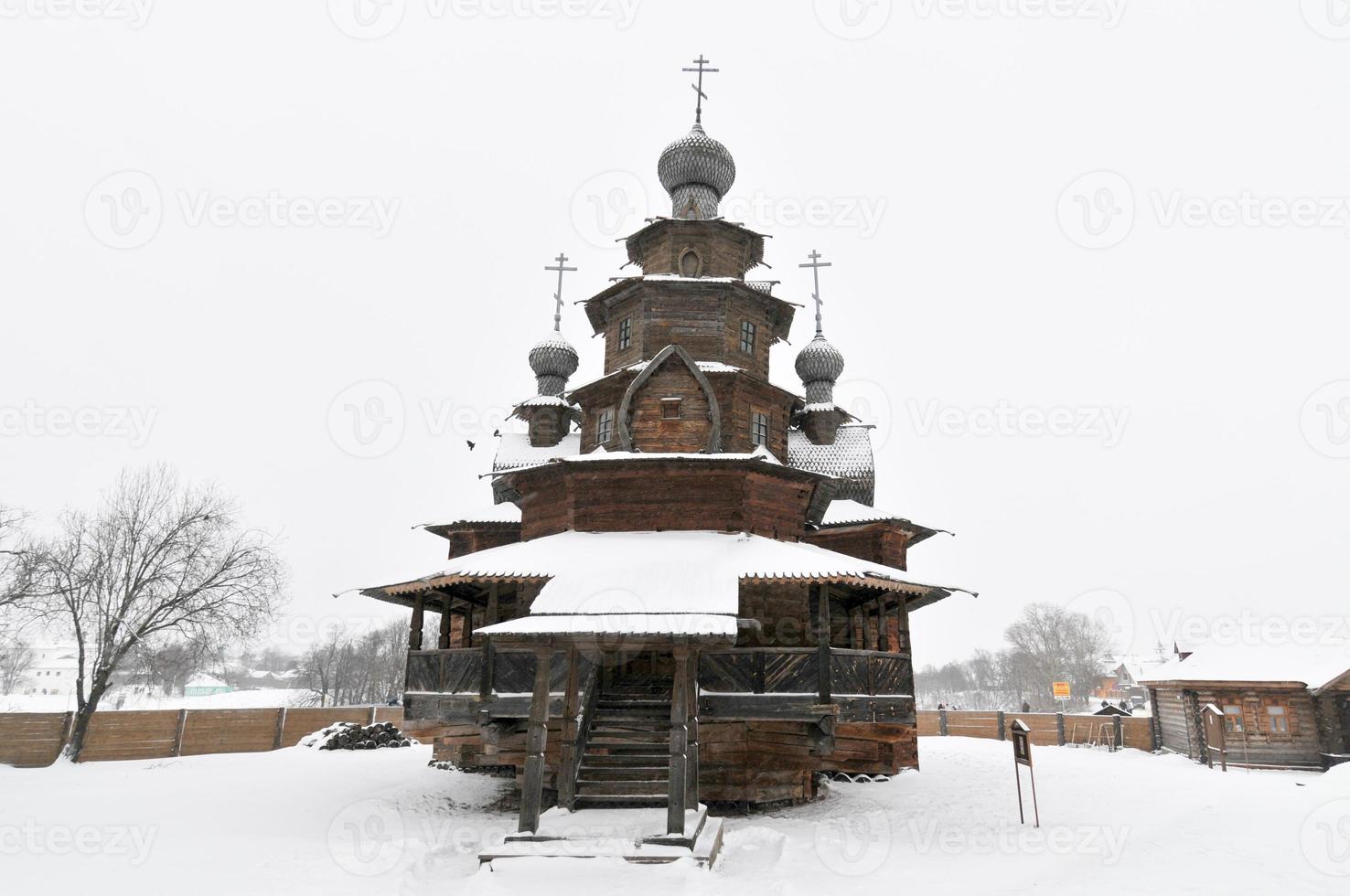 la iglesia de madera de la resurrección de cristo en el museo de arquitectura de madera y la vida de los campesinos en un día de invierno en suzdal, rusia. foto