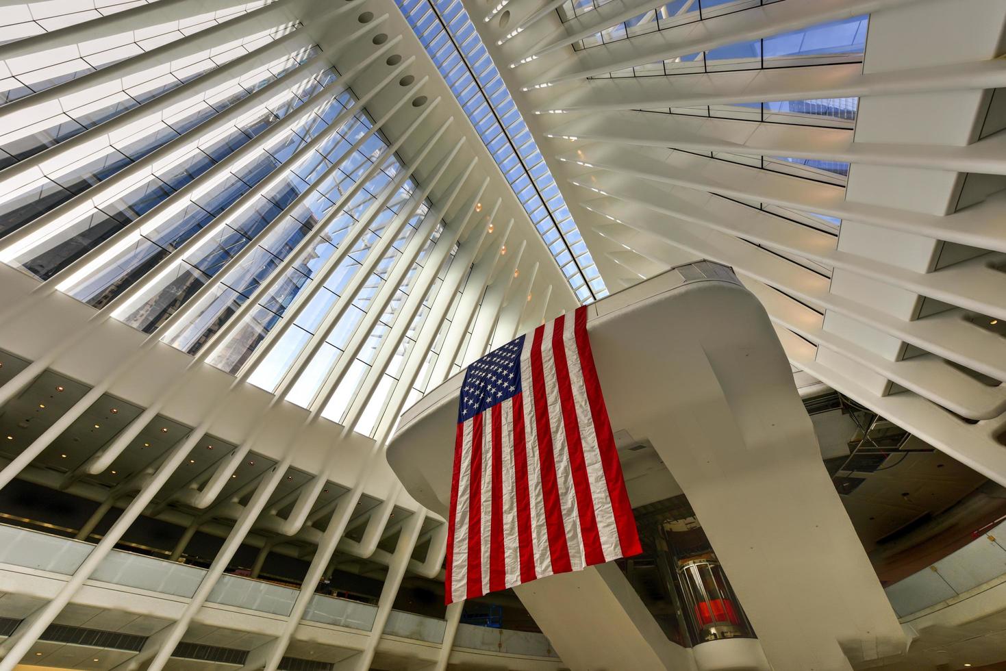 nueva york, ee.uu. - 16 de abril de 2016 - el óculo en el centro de transporte del centro de comercio mundial para el camino en la ciudad de nueva york. se encuentra entre 2 world trade center y 3 world trade center foto