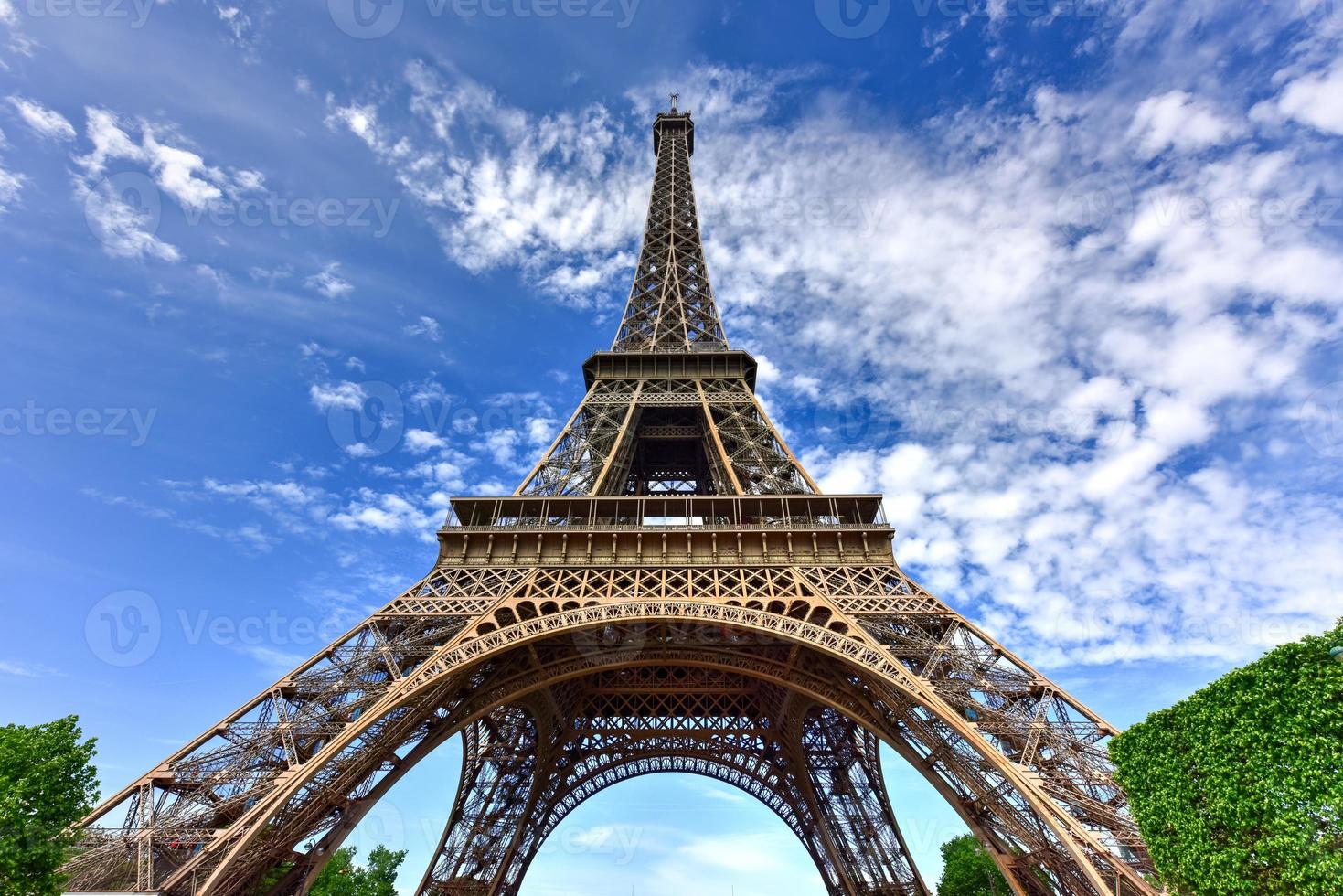 la icónica torre eiffel en parís, francia. foto