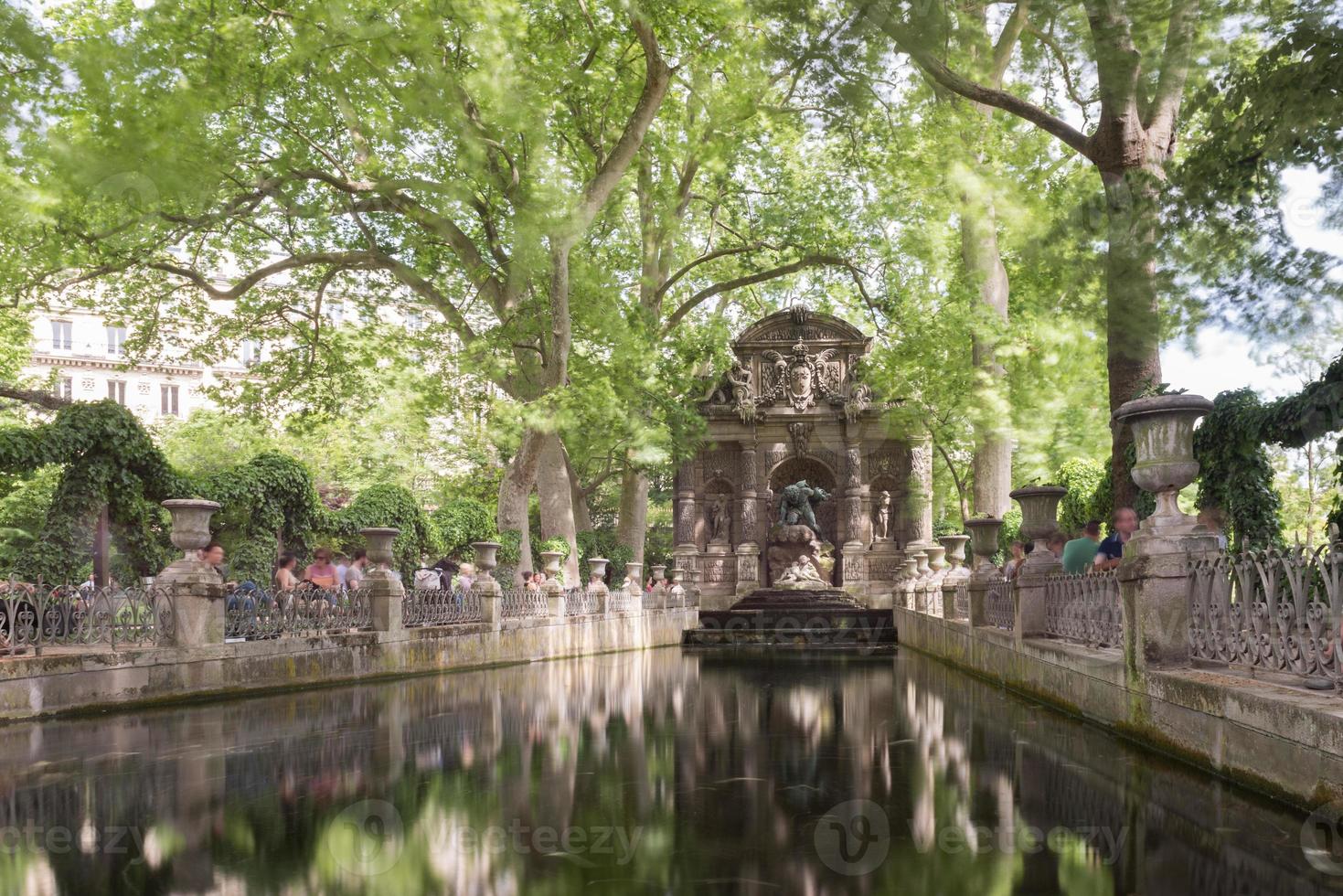 la fuente de los medici, fuente monumental en el jardín de luxemburgo en el distrito 6 de parís, francia. foto