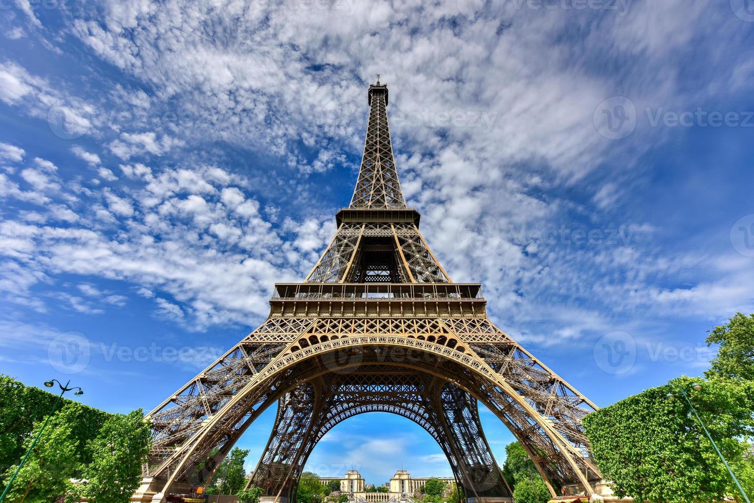 la icónica torre eiffel en parís, francia. foto