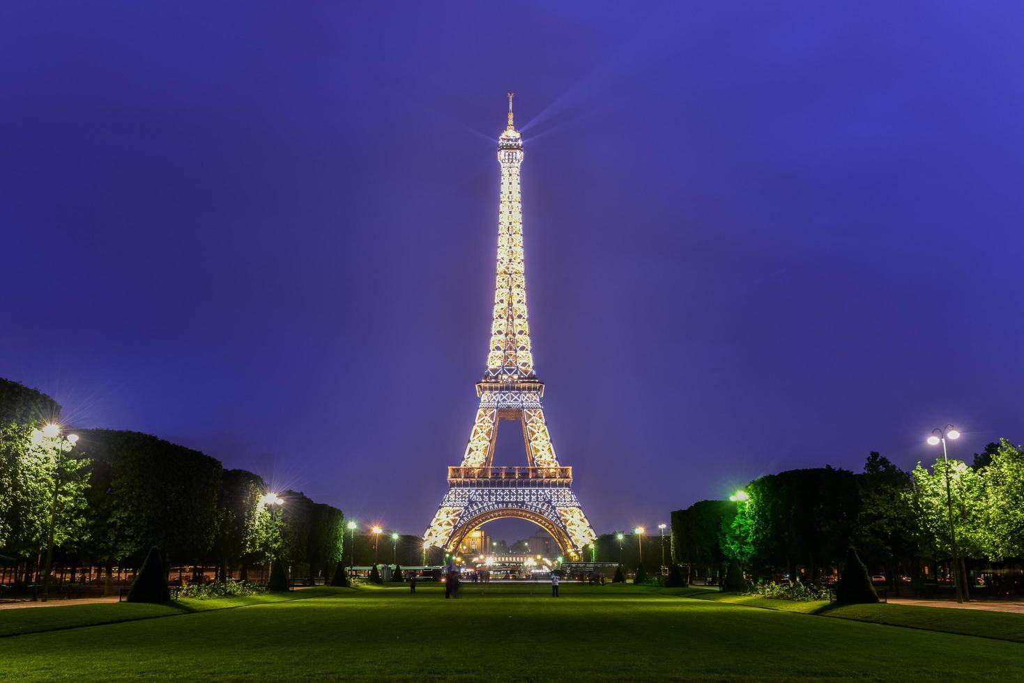 la icónica torre eiffel en una noche lluviosa del champ de mars en parís, francia, 2022 foto