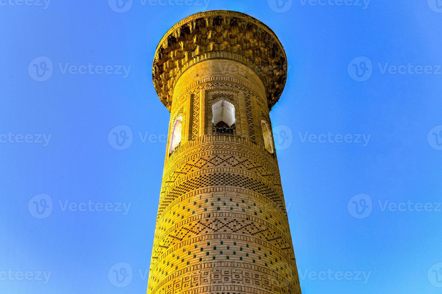 minarete de sayid niaz sheliker, cerca de la puerta este de khiva, en uzbekistán. foto