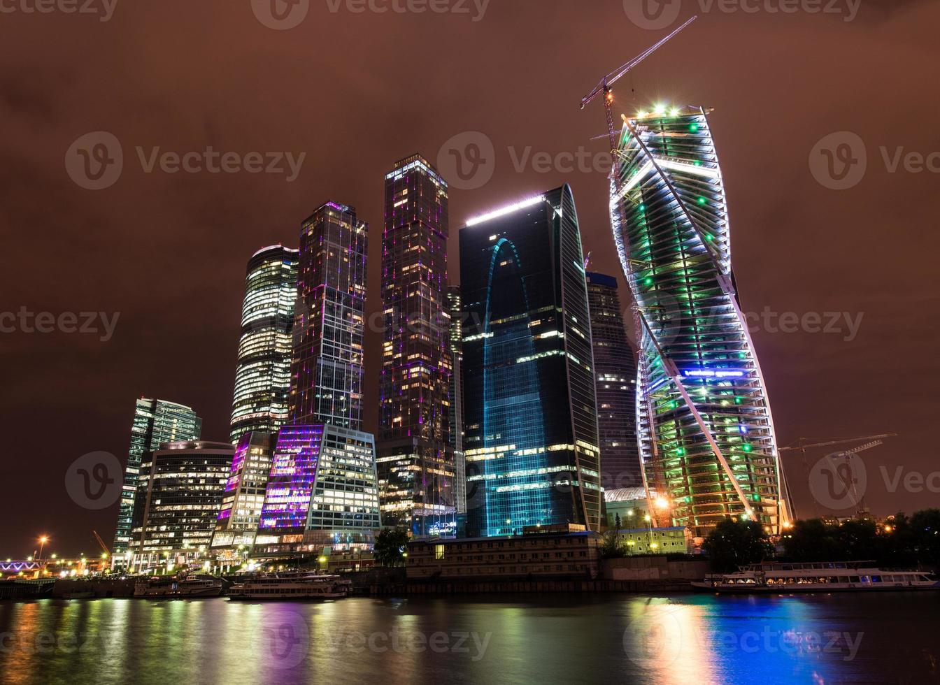 rascacielos de la ciudad de moscú por la noche foto