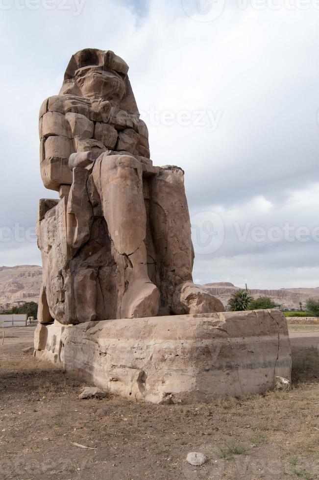 collosi de memnon - luxor, egipto foto