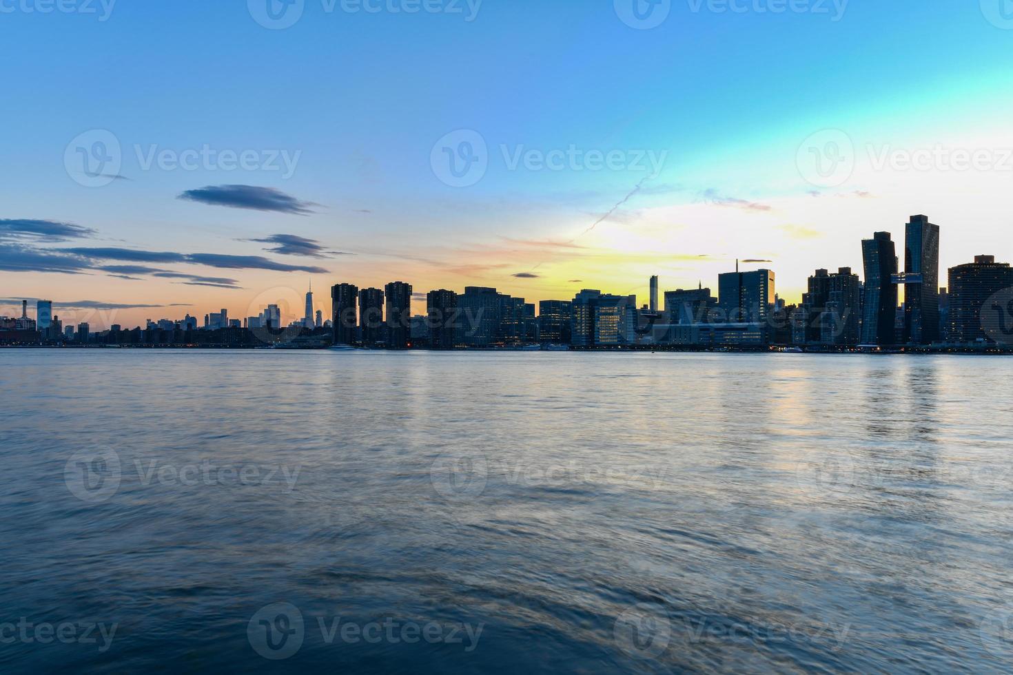 ciudad de nueva york - 7 de abril de 2021 - vista del centro de manhattan al atardecer desde la ciudad de long island, queens, ciudad de nueva york. foto