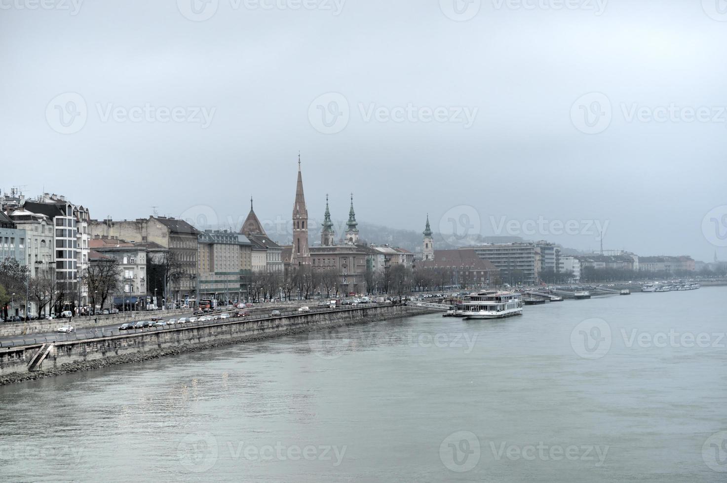 vista de budapest a lo largo del río danubio foto