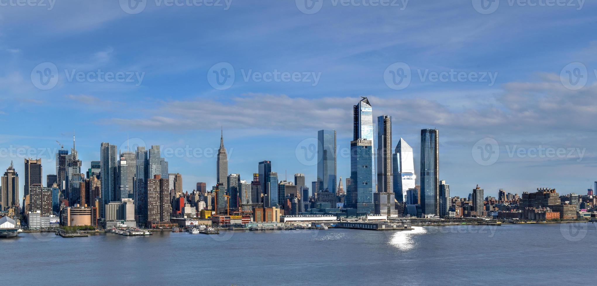 ciudad de nueva york - 21 de abril de 2019 - vista panorámica del horizonte de la ciudad de nueva york desde hamilton park, weehawken, nueva jersey. foto