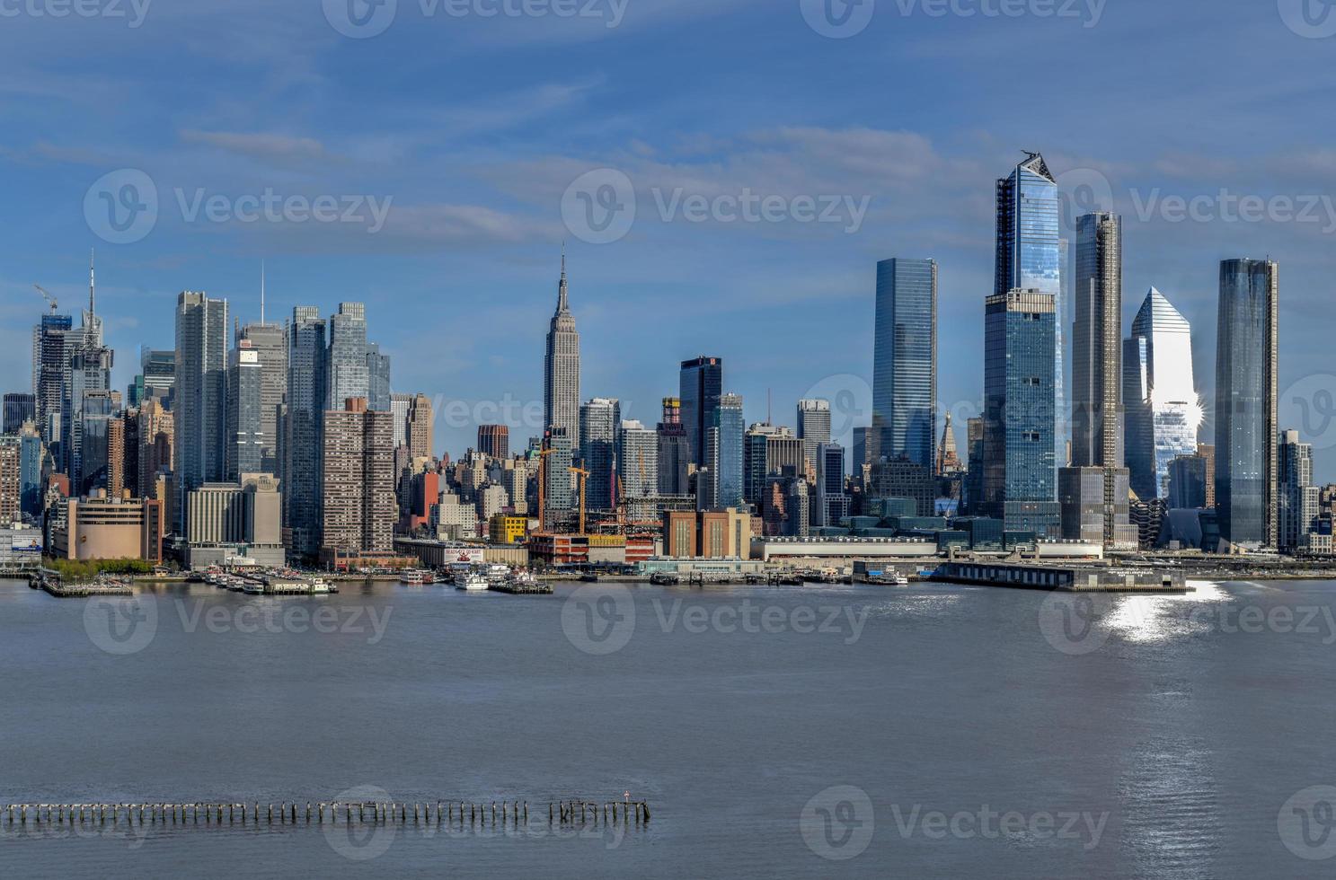 ciudad de nueva york - 21 de abril de 2019 - vista panorámica del horizonte de la ciudad de nueva york desde hamilton park, weehawken, nueva jersey. foto