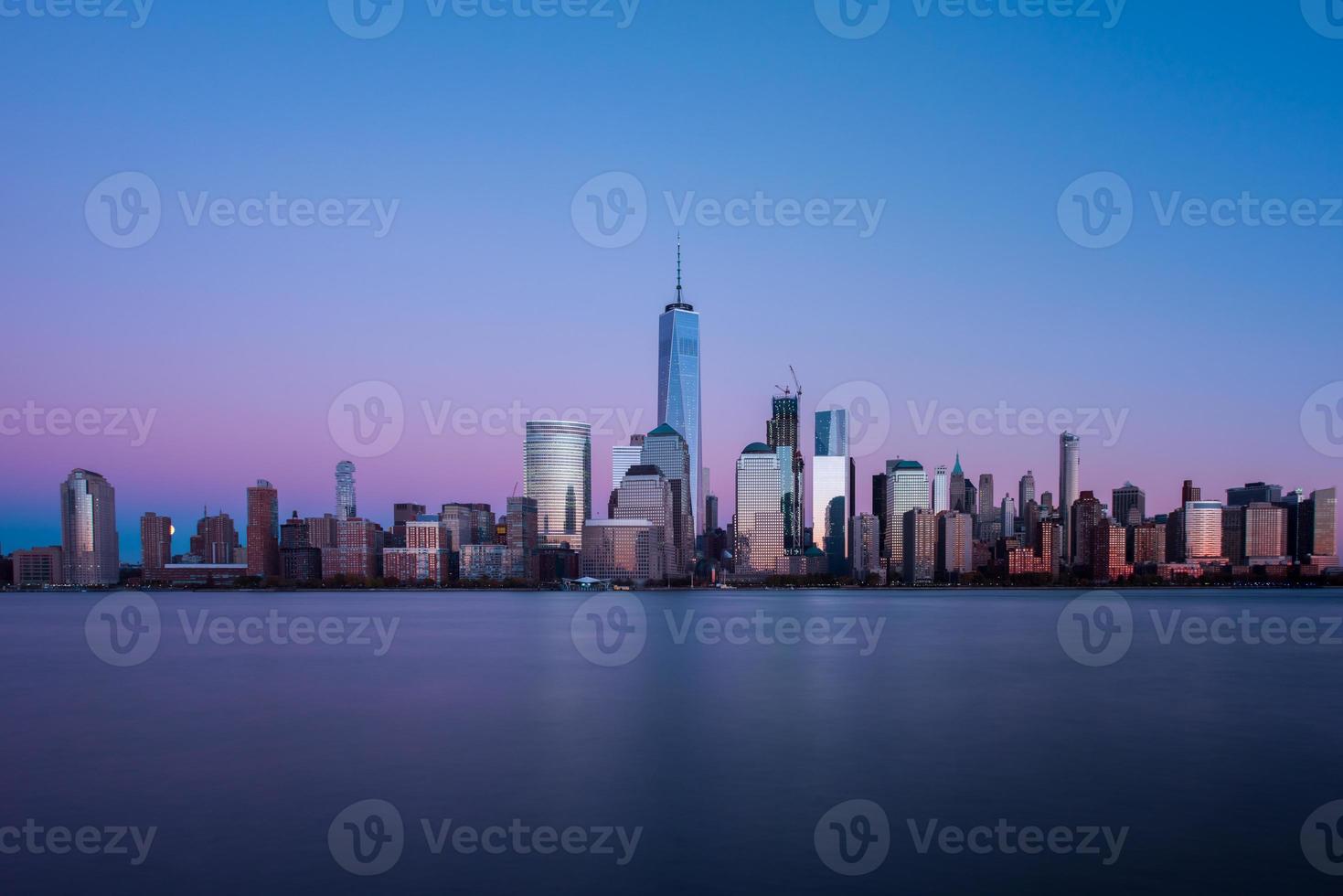 horizonte de nueva york visto a través del río hudson en nueva jersey al atardecer. foto