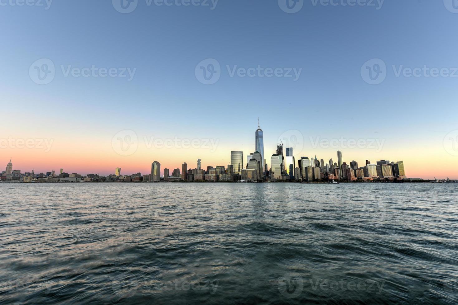 horizonte de nueva york visto a través del río hudson en nueva jersey al atardecer. foto