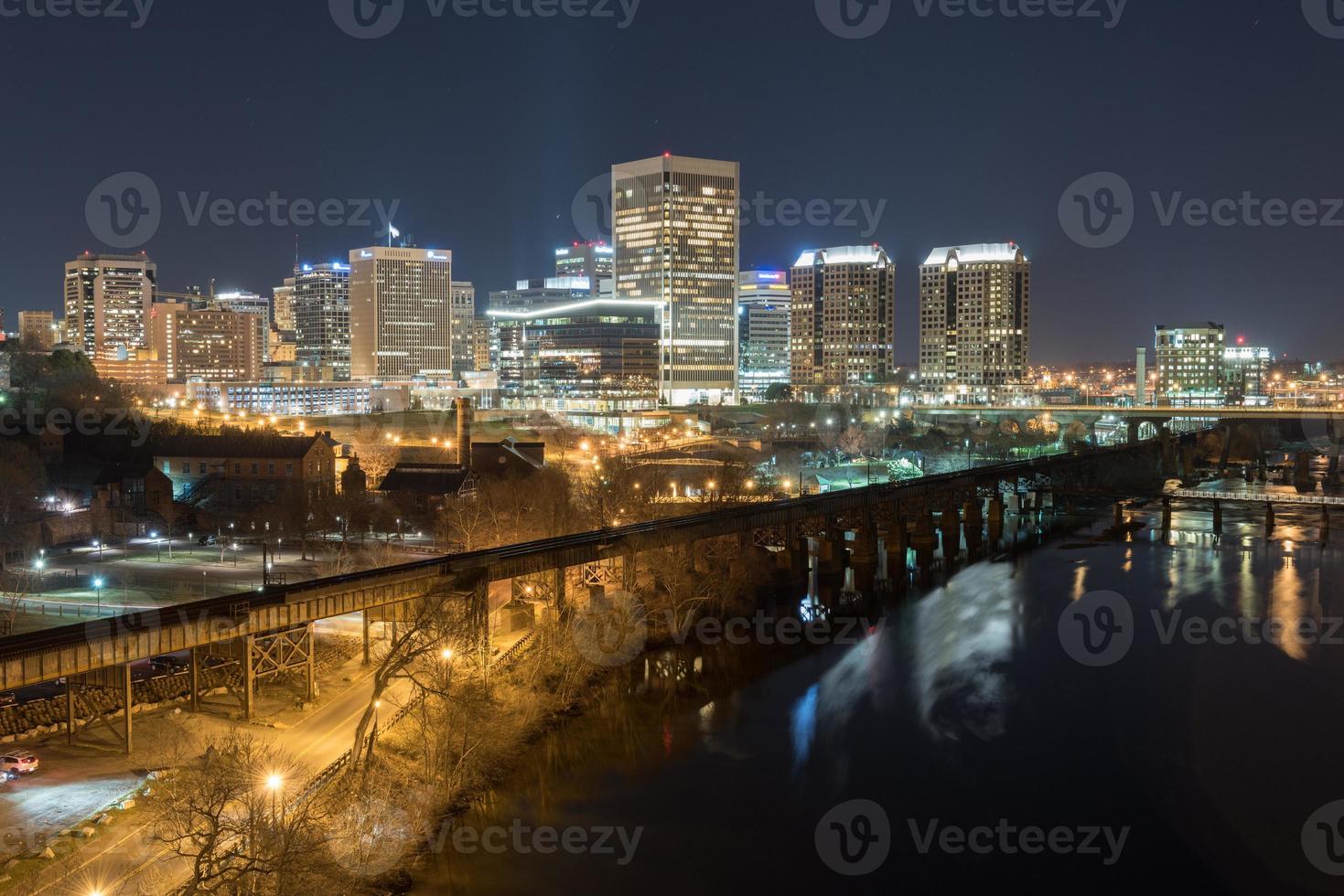 horizonte de richmond, virginia con vistas al río james. foto