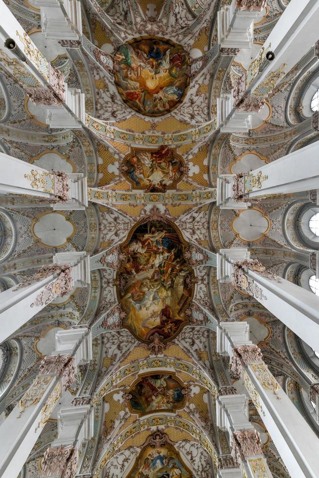 munich, alemania - 4 de julio de 2021 - interior de heilig geist kirche o iglesia del espíritu santo en munich, alemania. foto