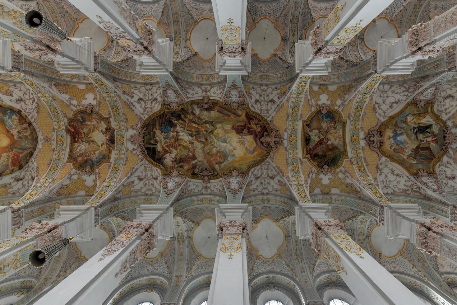 munich, alemania - 4 de julio de 2021 - interior de heilig geist kirche o iglesia del espíritu santo en munich, alemania. foto