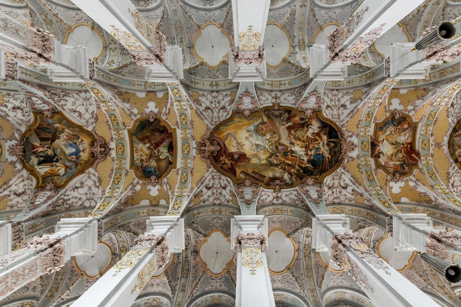 munich, alemania - 4 de julio de 2021 - interior de heilig geist kirche o iglesia del espíritu santo en munich, alemania. foto