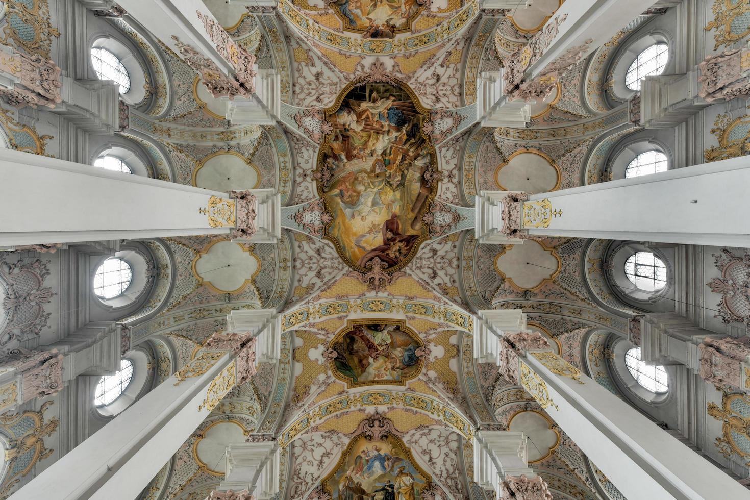 munich, alemania - 4 de julio de 2021 - interior de heilig geist kirche o iglesia del espíritu santo en munich, alemania. foto