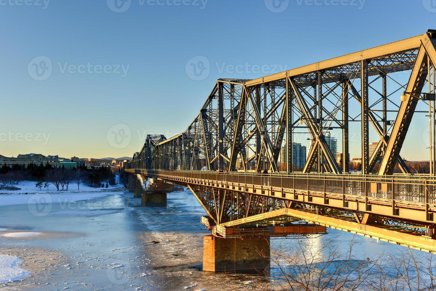 puente alexandra que conecta quebec y ontario, gatineau y ottawa en canadá. foto