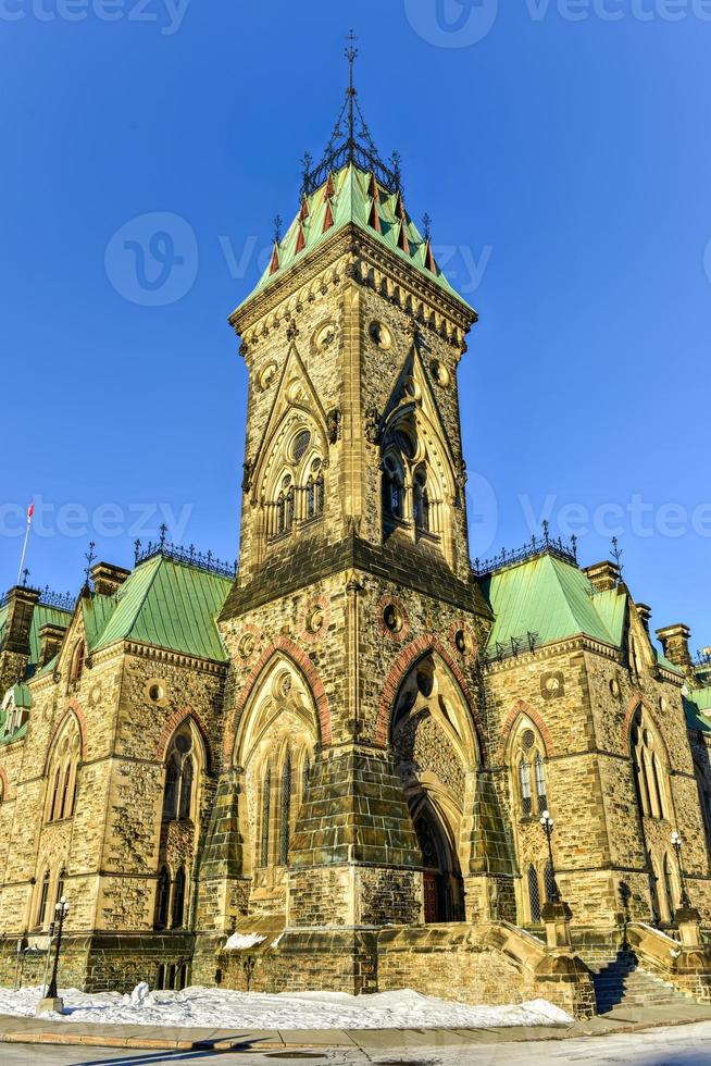 colina del parlamento y la casa del parlamento canadiense en ottawa, canadá durante el invierno. foto