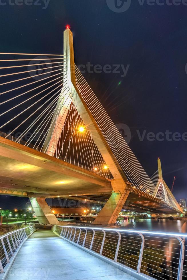 boston leonard p. puente conmemorativo de zakim bunker hill en la noche en bunker hill massachusetts, estados unidos. foto