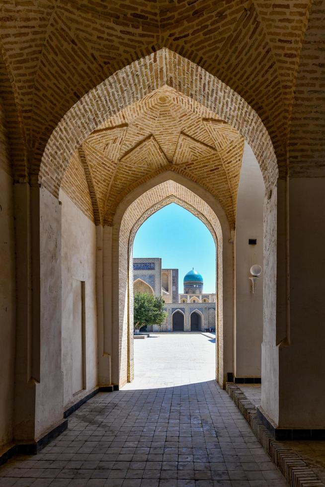 patio interior de la mezquita kalyan, parte del complejo po-i-kalyan en bukhara, uzbekistán, 2022 foto