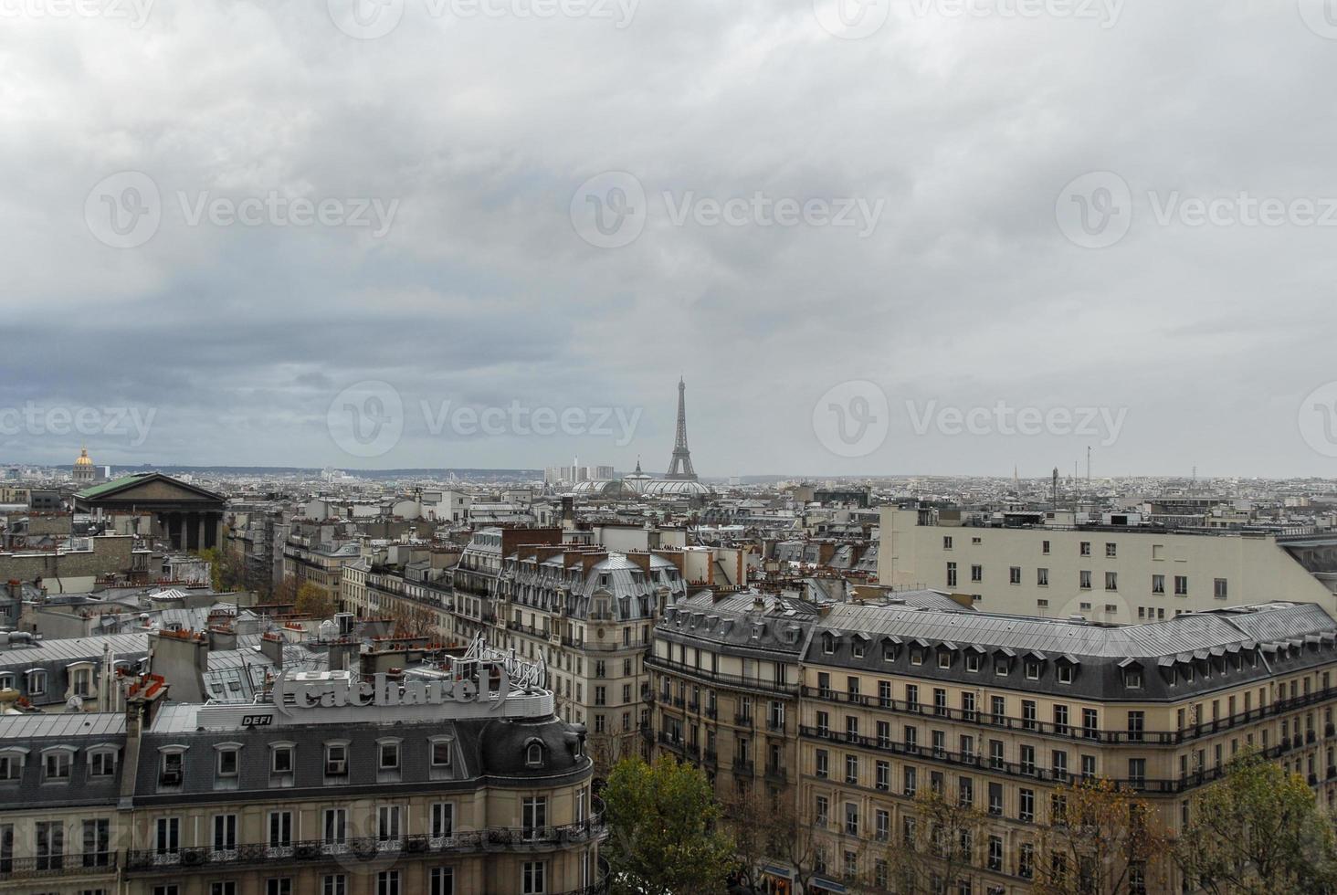 tejados de parís y horizonte en una tarde nublada en francia. París es uno de los principales destinos turísticos de Europa. foto