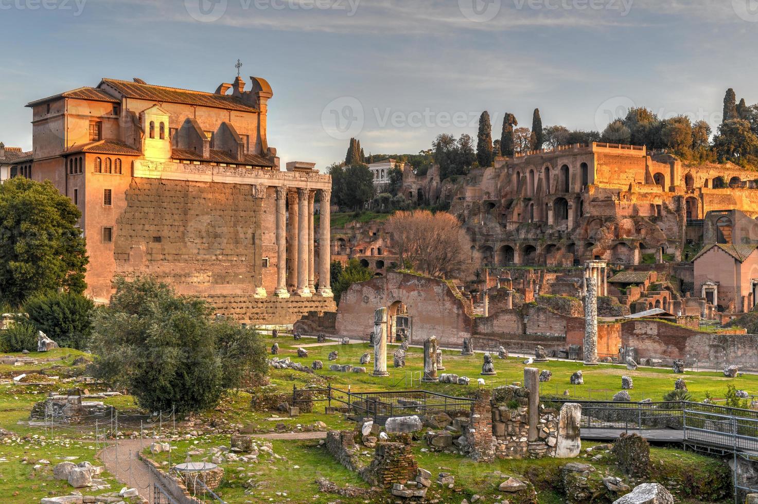 ruinas antiguas del foro romano de trajano en roma, italia foto