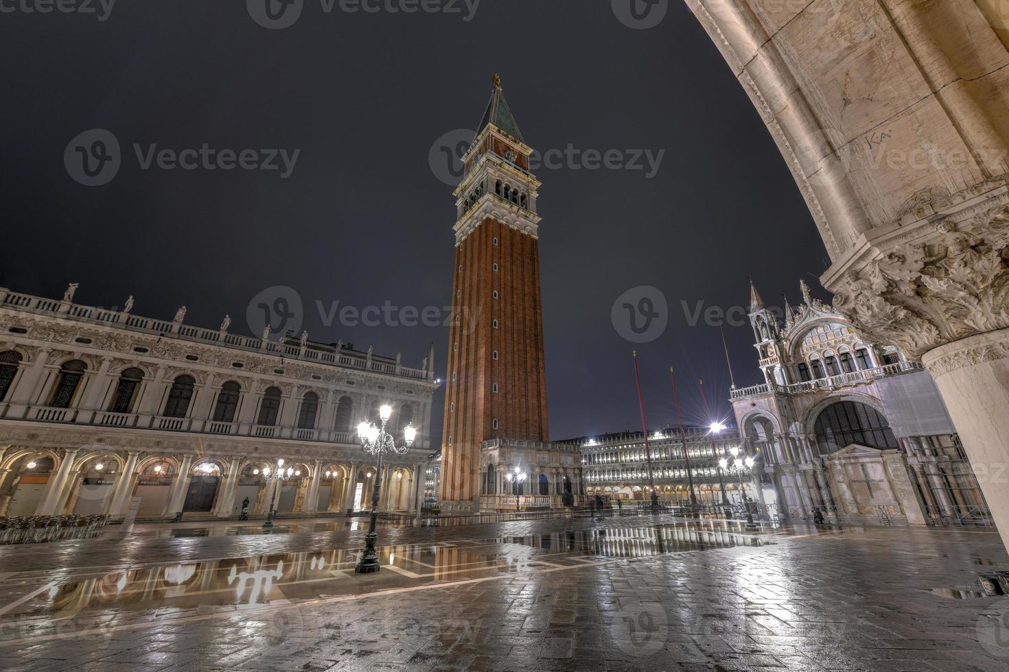 el campanario en la plaza de san marcos en venecia, italia por la noche. foto