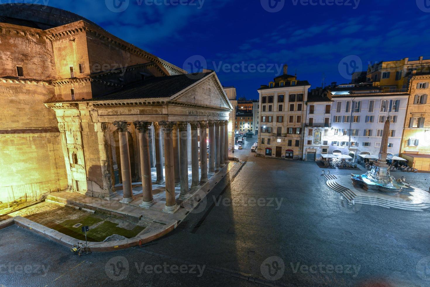 vista aérea de la antigua iglesia del panteón al amanecer en roma, italia. foto