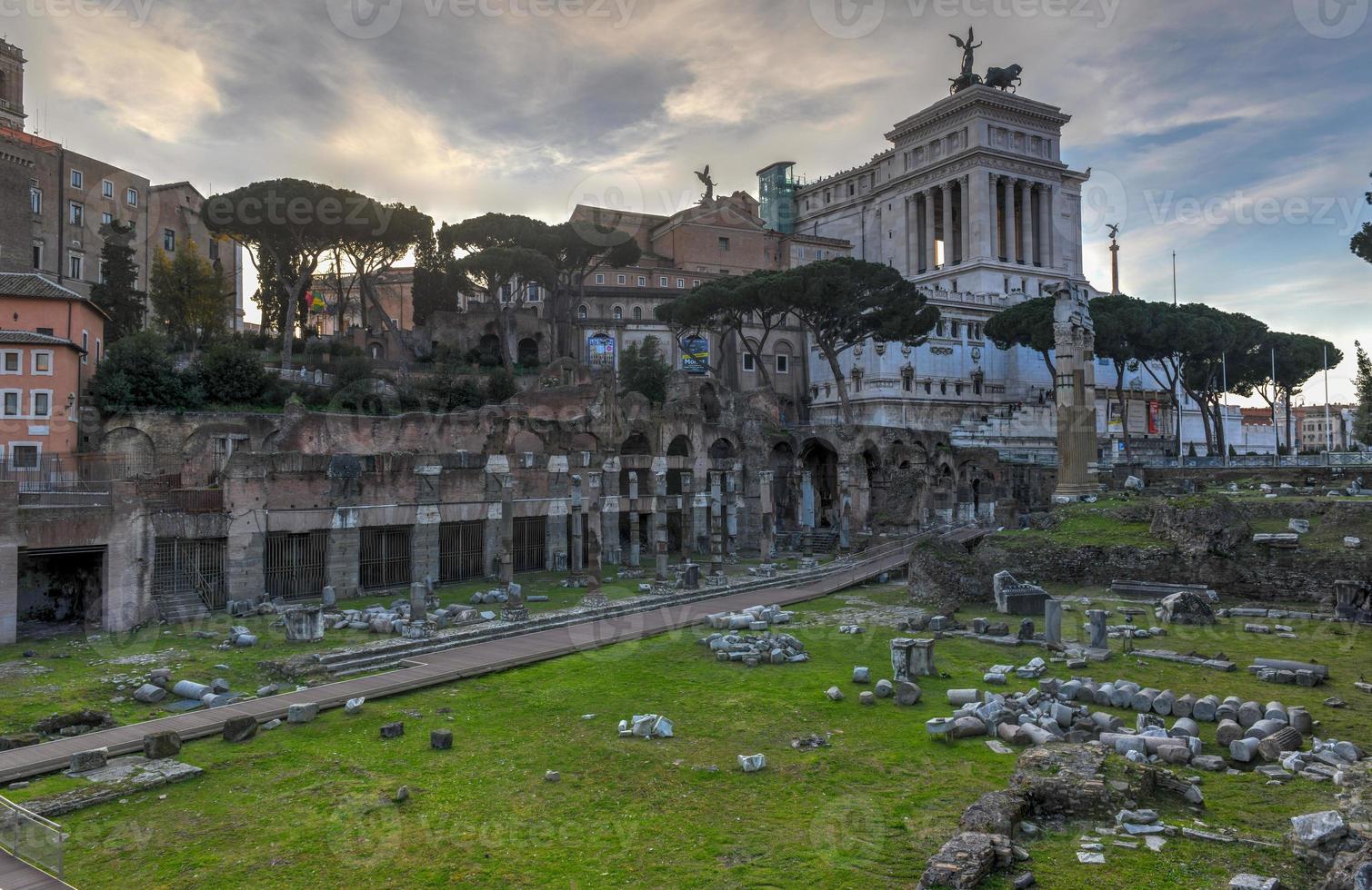 ruinas antiguas del foro romano de trajano y una vista del altar de la patria en roma, italia foto