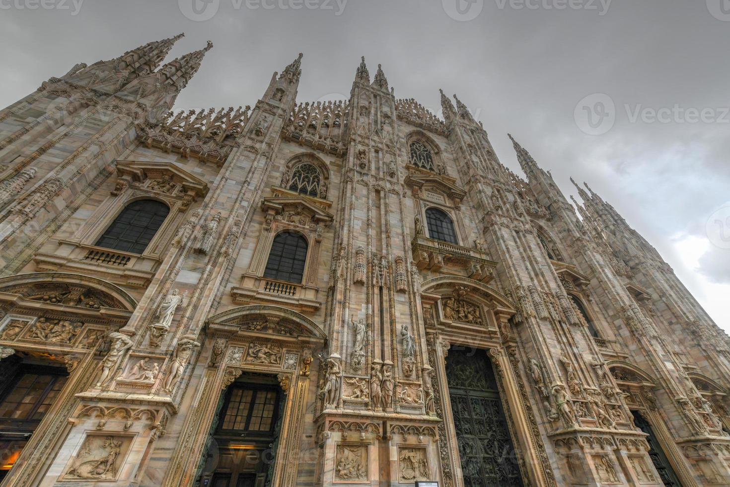 catedral de milán, duomo di milano, una de las iglesias más grandes del mundo, en la plaza piazza duomo en el centro de la ciudad de milán en italia. foto