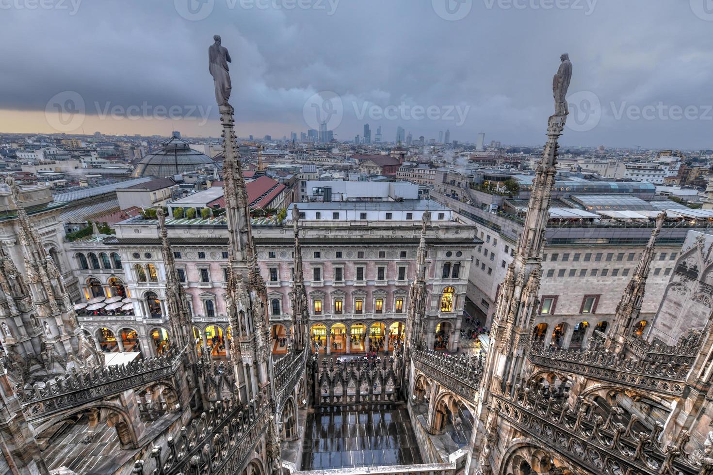 catedral de milán, duomo di milano, una de las iglesias más grandes del mundo, en la plaza piazza duomo en el centro de la ciudad de milán en italia. foto