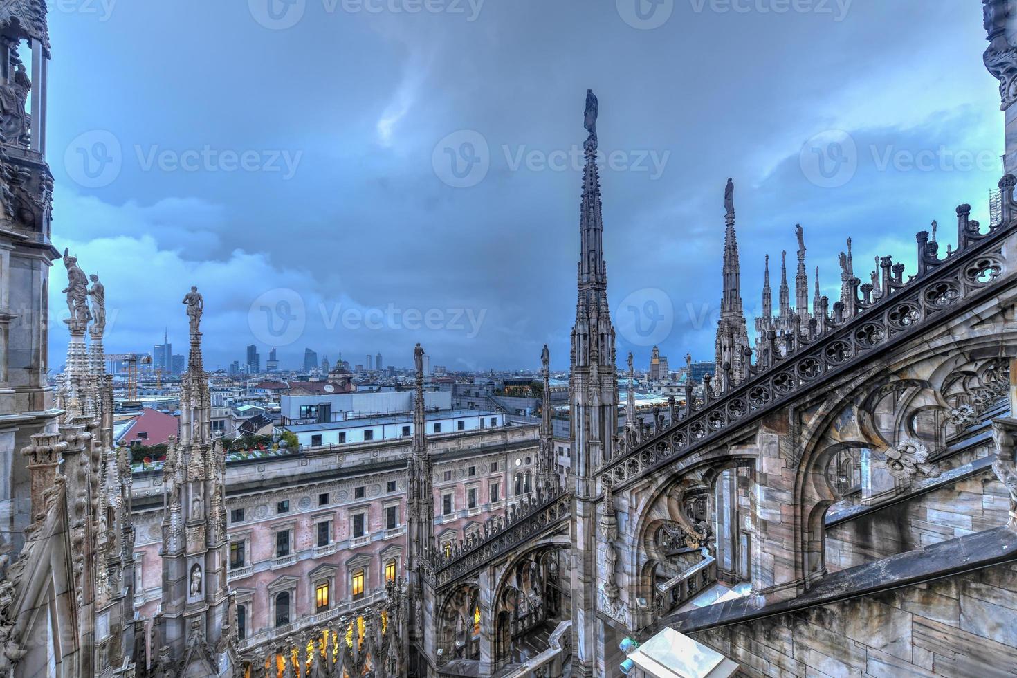 catedral de milán, duomo di milano, una de las iglesias más grandes del mundo, en la plaza piazza duomo en el centro de la ciudad de milán en italia. foto