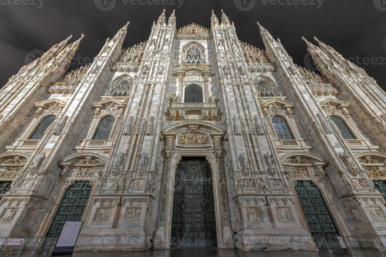 catedral de milán, duomo di milano, una de las iglesias más grandes del mundo, por la noche en la plaza piazza duomo en el centro de la ciudad de milán en italia. foto