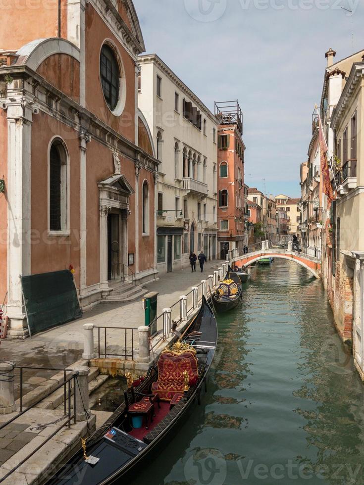 Architecture along the many canals of Venice, Italy. 16169210 Stock