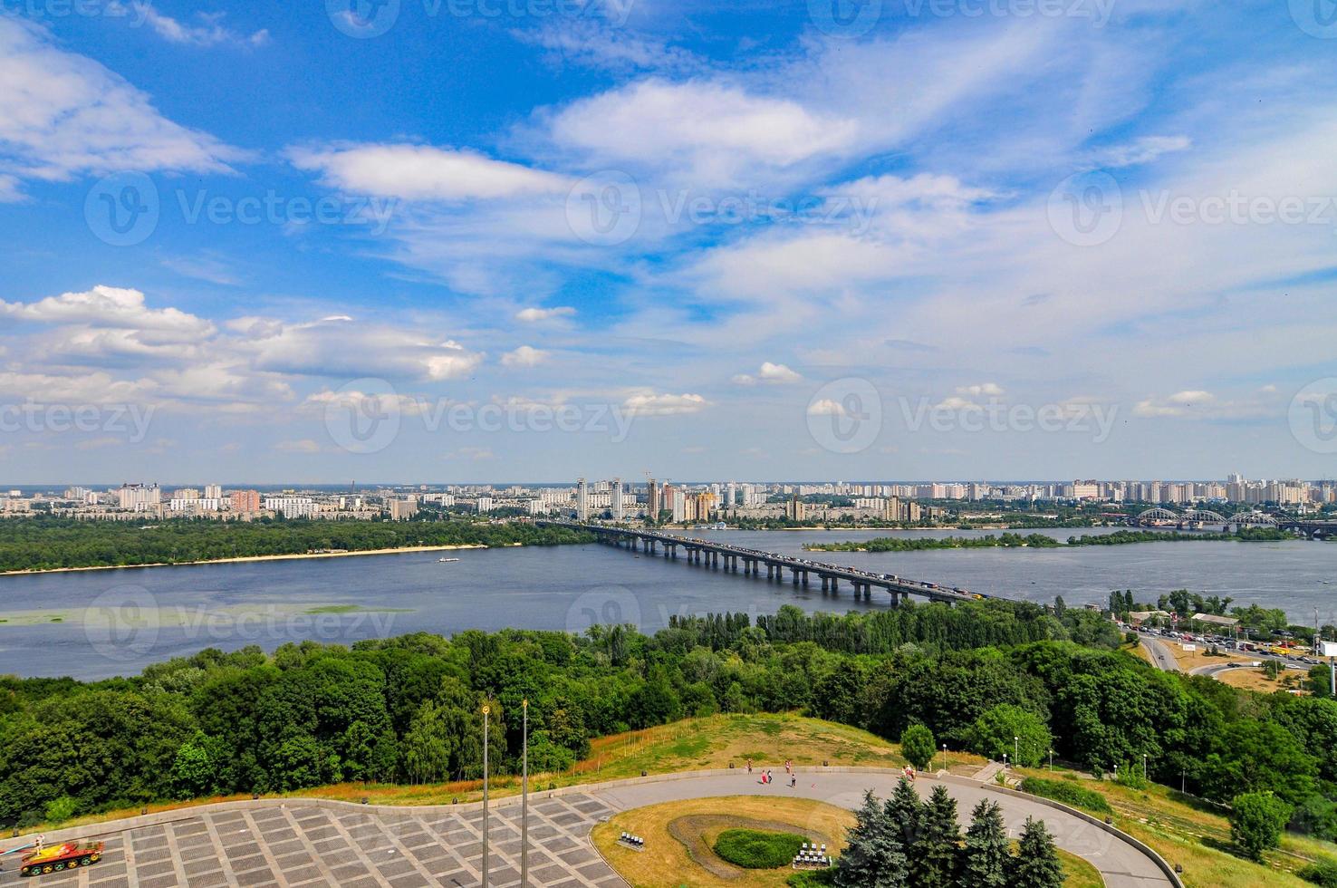 vista panorámica escénica de kiev, ucrania en un día soleado. foto