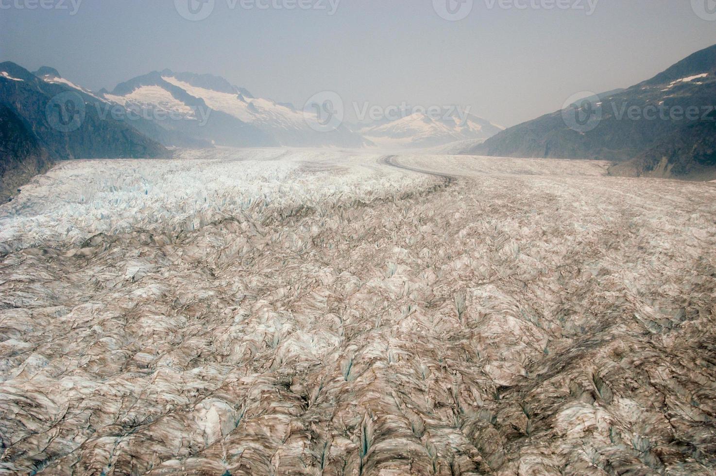 glaciar hubbard ubicado en el este de alaska y parte de yukon, canadá, y lleva el nombre de gardiner hubbard. foto