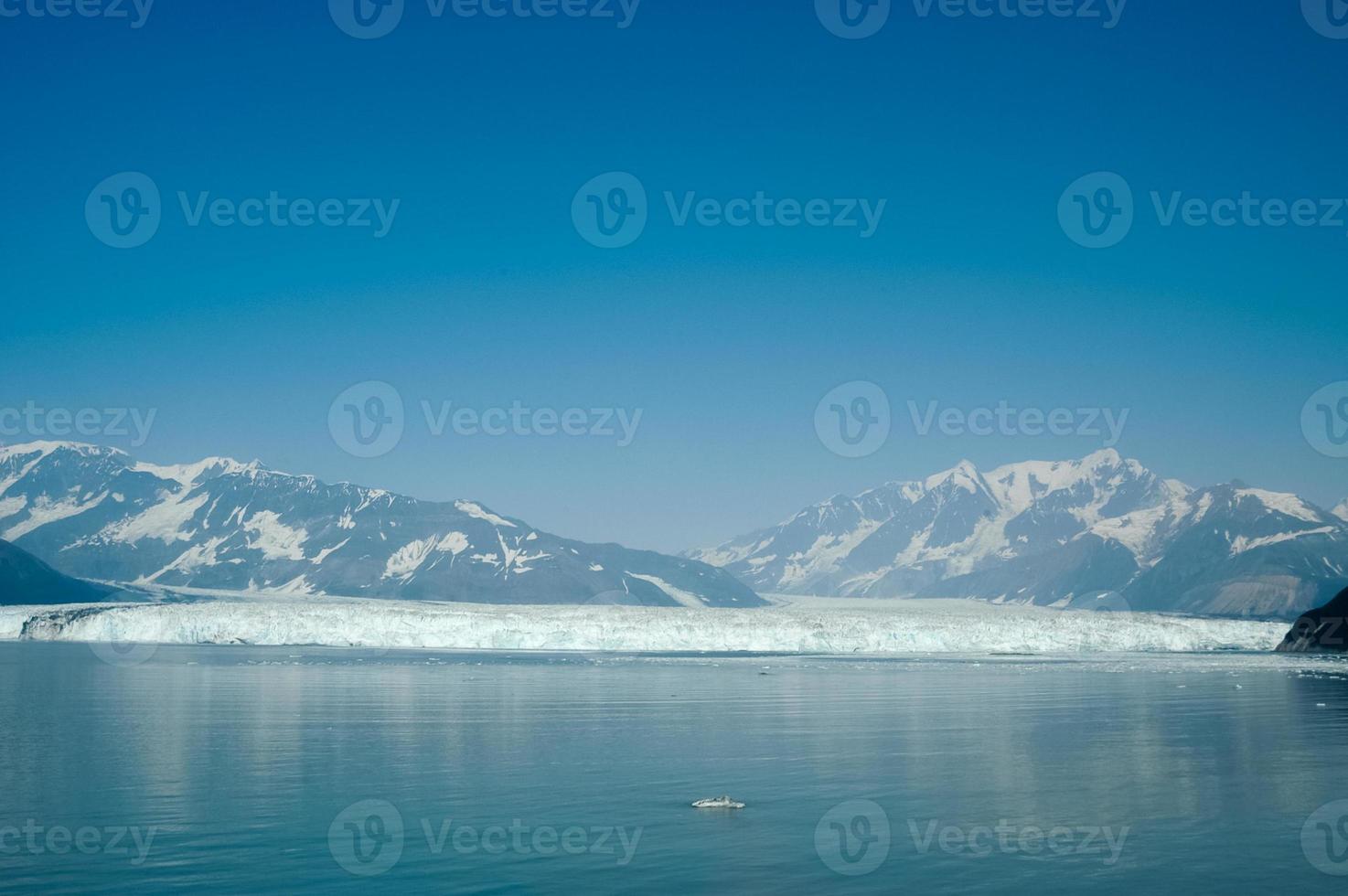 glaciar hubbard ubicado en el este de alaska y parte de yukon, canadá, y lleva el nombre de gardiner hubbard. foto