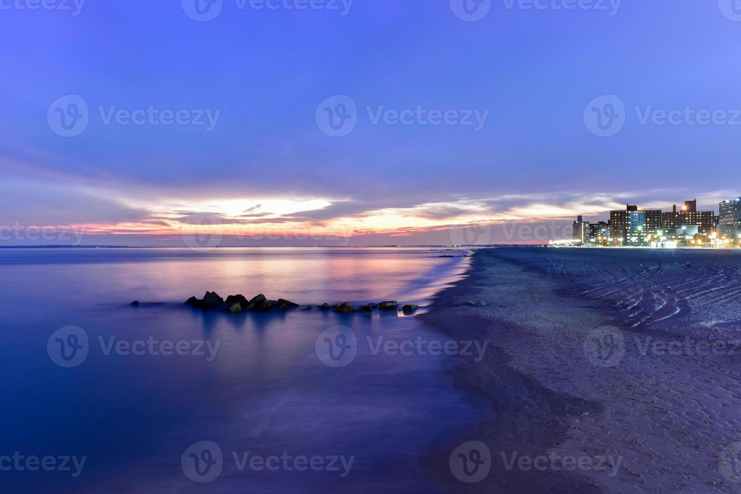 espectacular puesta de sol en la playa de coney island en brooklyn, nueva york. foto