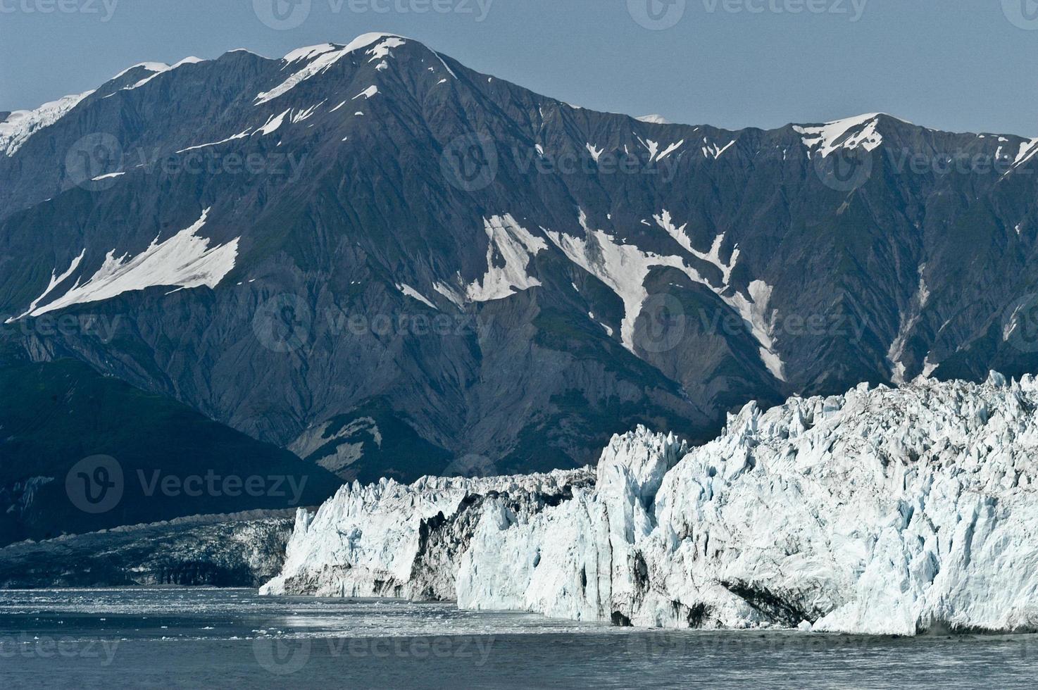 glaciar hubbard ubicado en el este de alaska y parte de yukon, canadá, y lleva el nombre de gardiner hubbard. foto