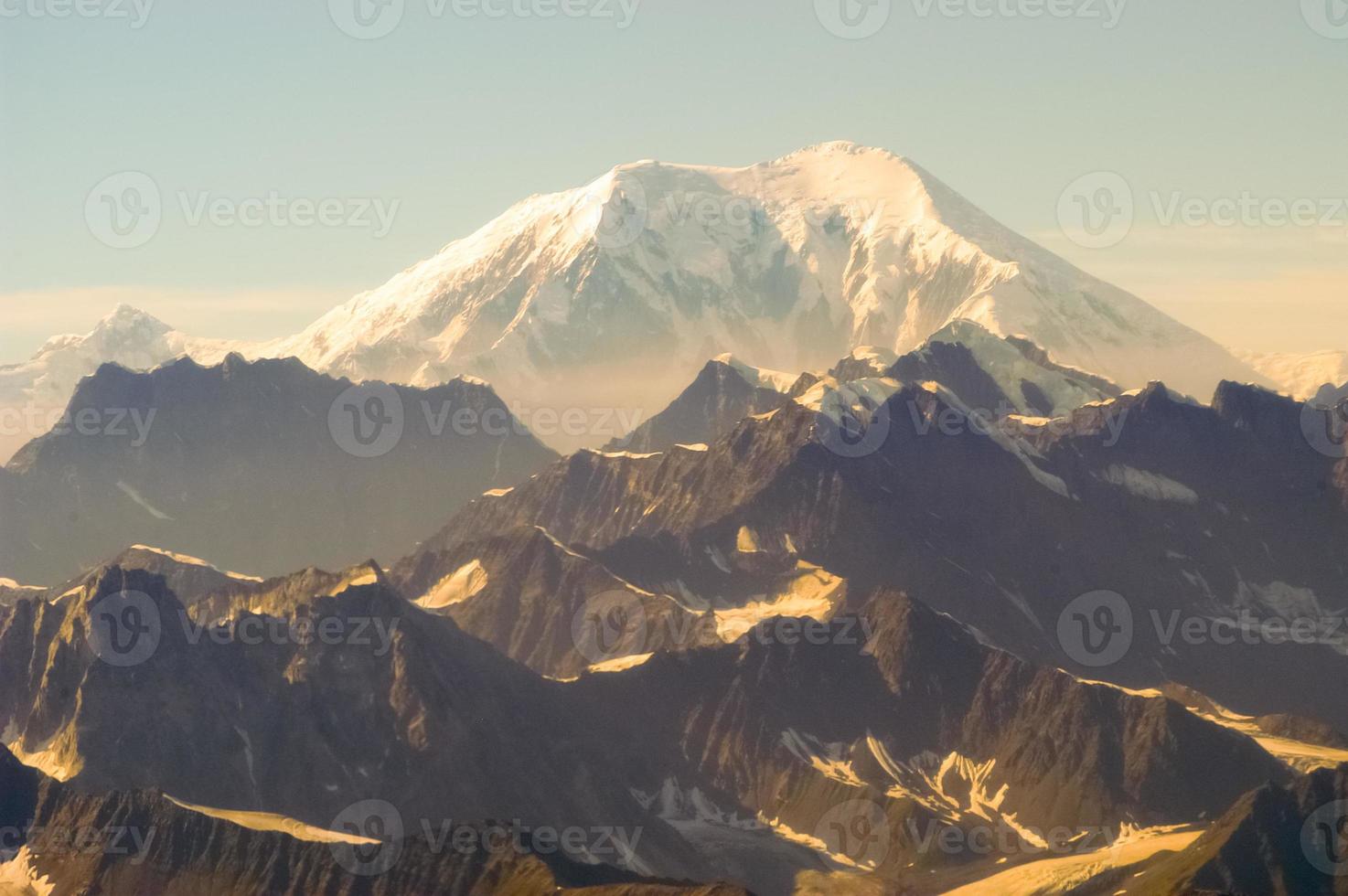 vista aérea de los glaciares en el parque nacional denali, alaska foto