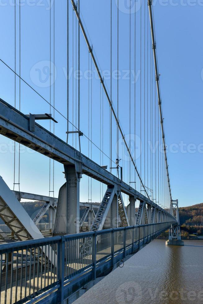 puente mid-hudson cruzando el río hudson en poughkeepsie, nueva york foto