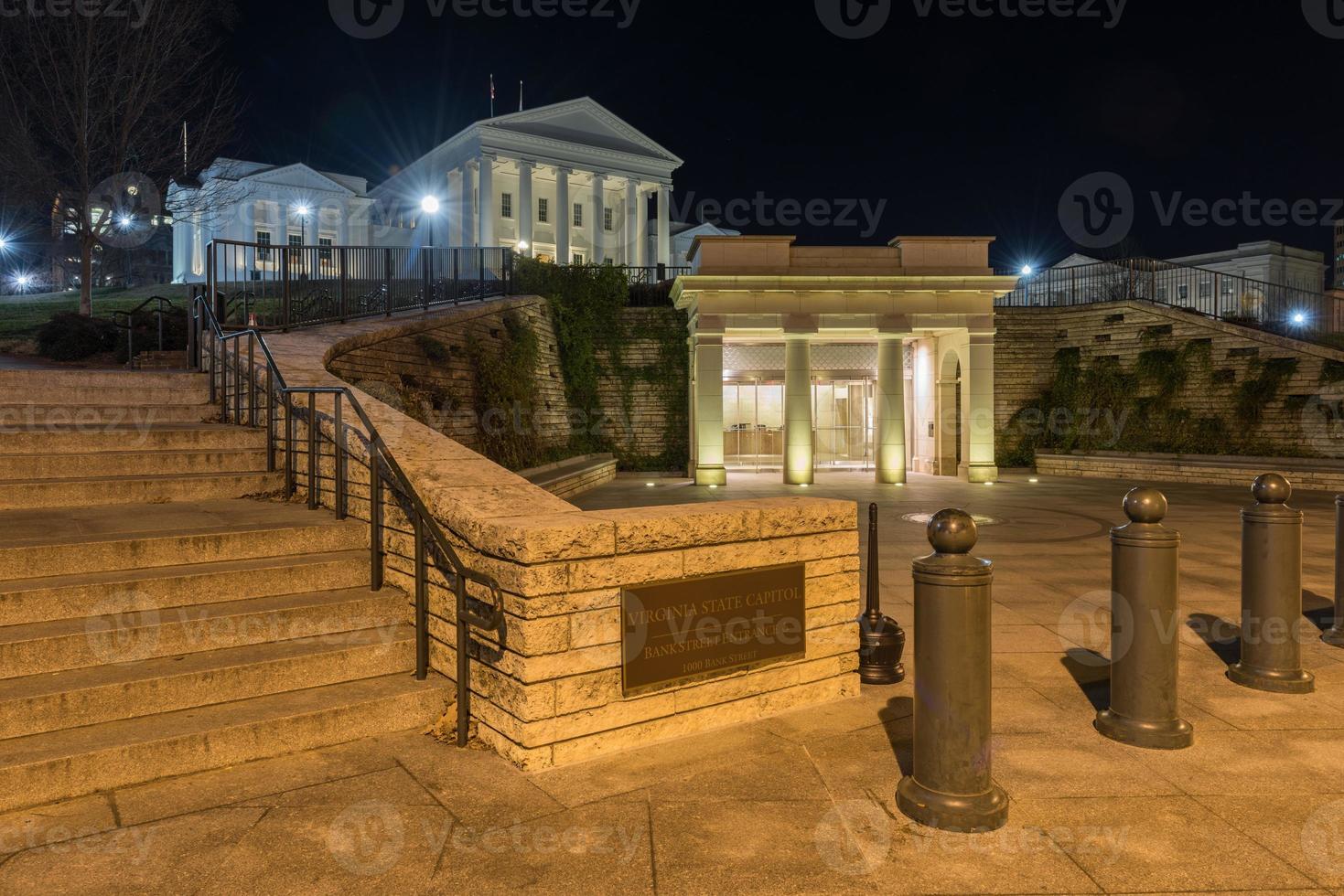 el capitolio del estado de virginia en la noche. diseñado por thomas jefferson, quien se inspiró en la arquitectura griega y romana en richmond, virginia. foto