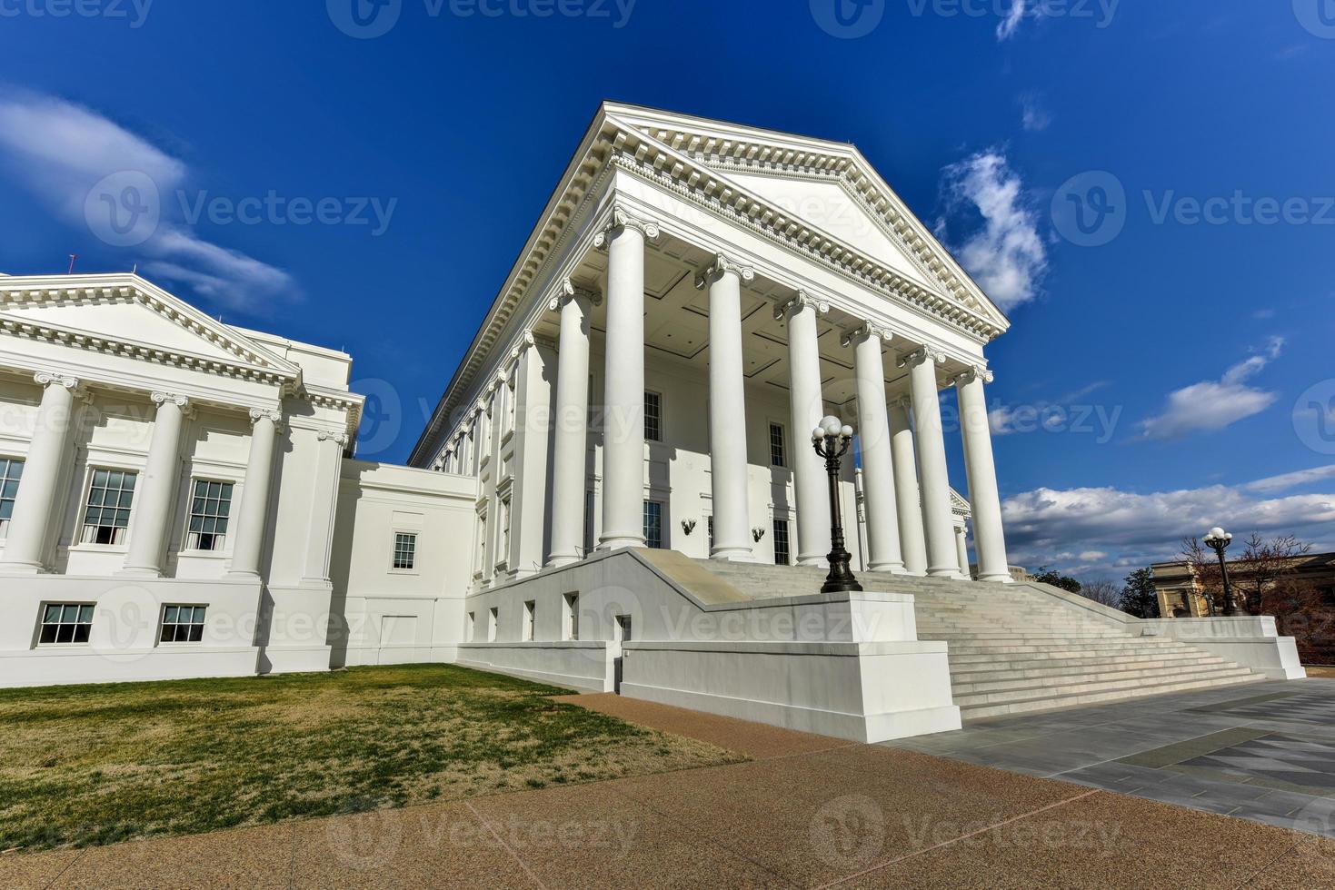 el capitolio del estado de virginia, diseñado por thomas jefferson, quien se inspiró en la arquitectura griega y romana en richmond, virginia. foto